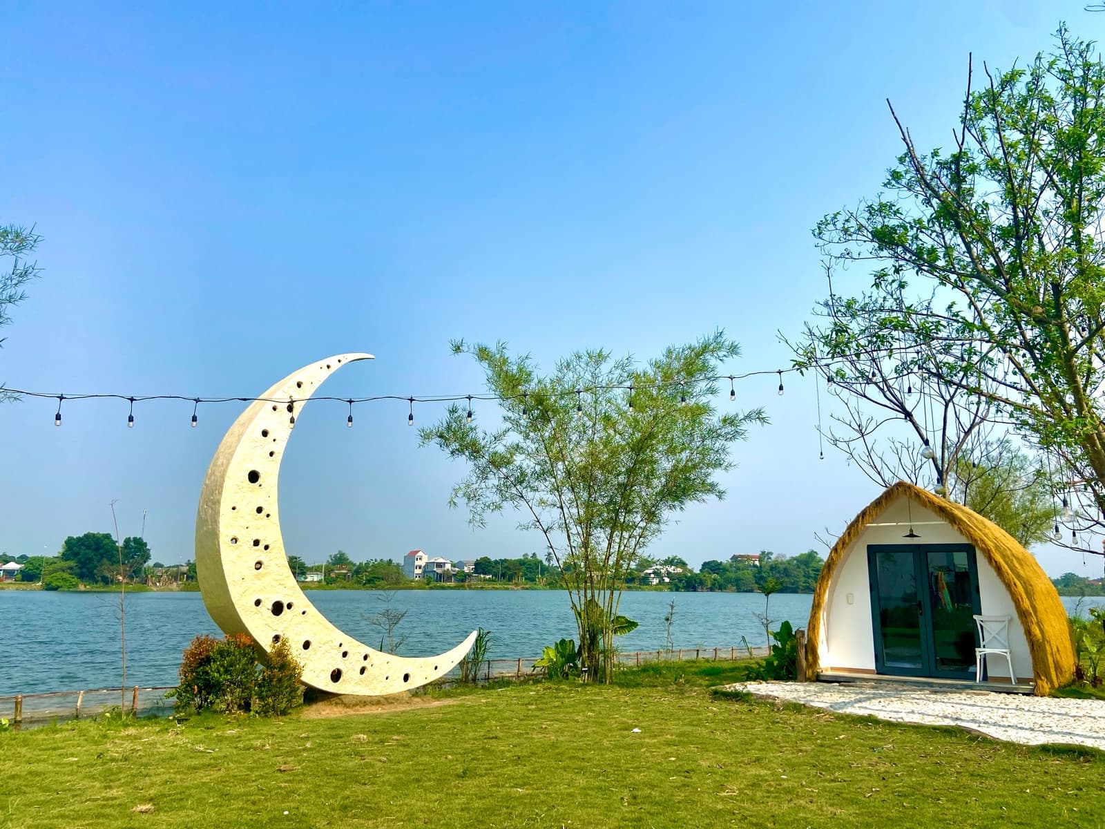 Vầng trăng khuyết trên bãi cỏ ven sông